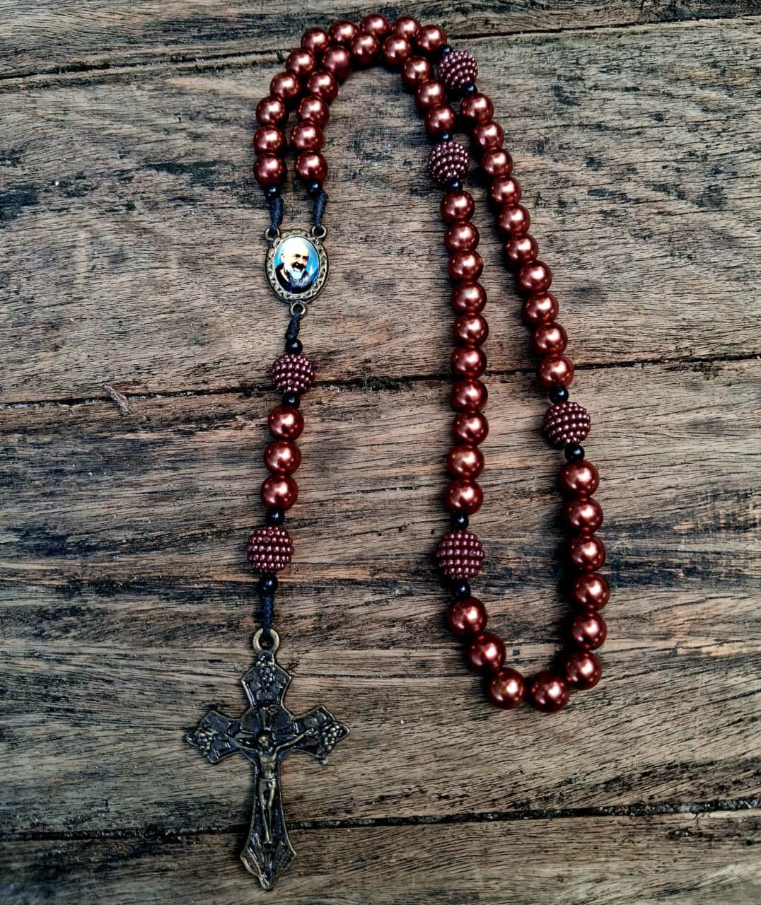 Peça de terço pronta com crucifixo e entremeio